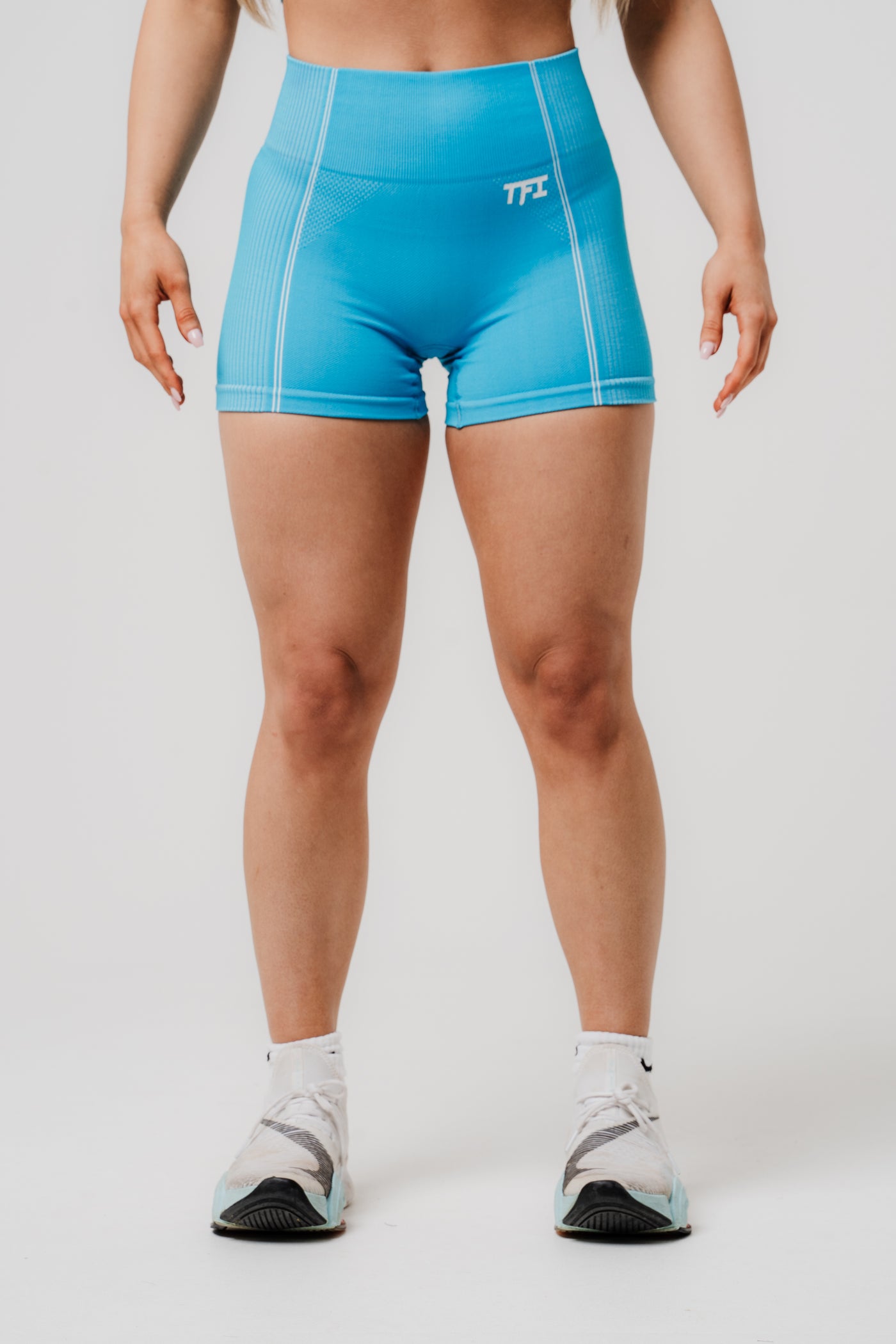 Perform Seamless Short-Length Shorts