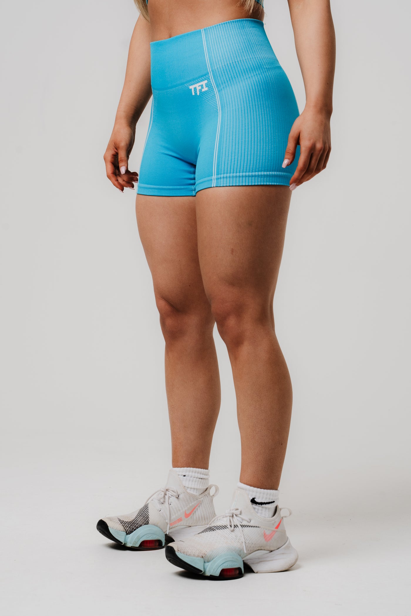 Perform Seamless Short-Length Shorts