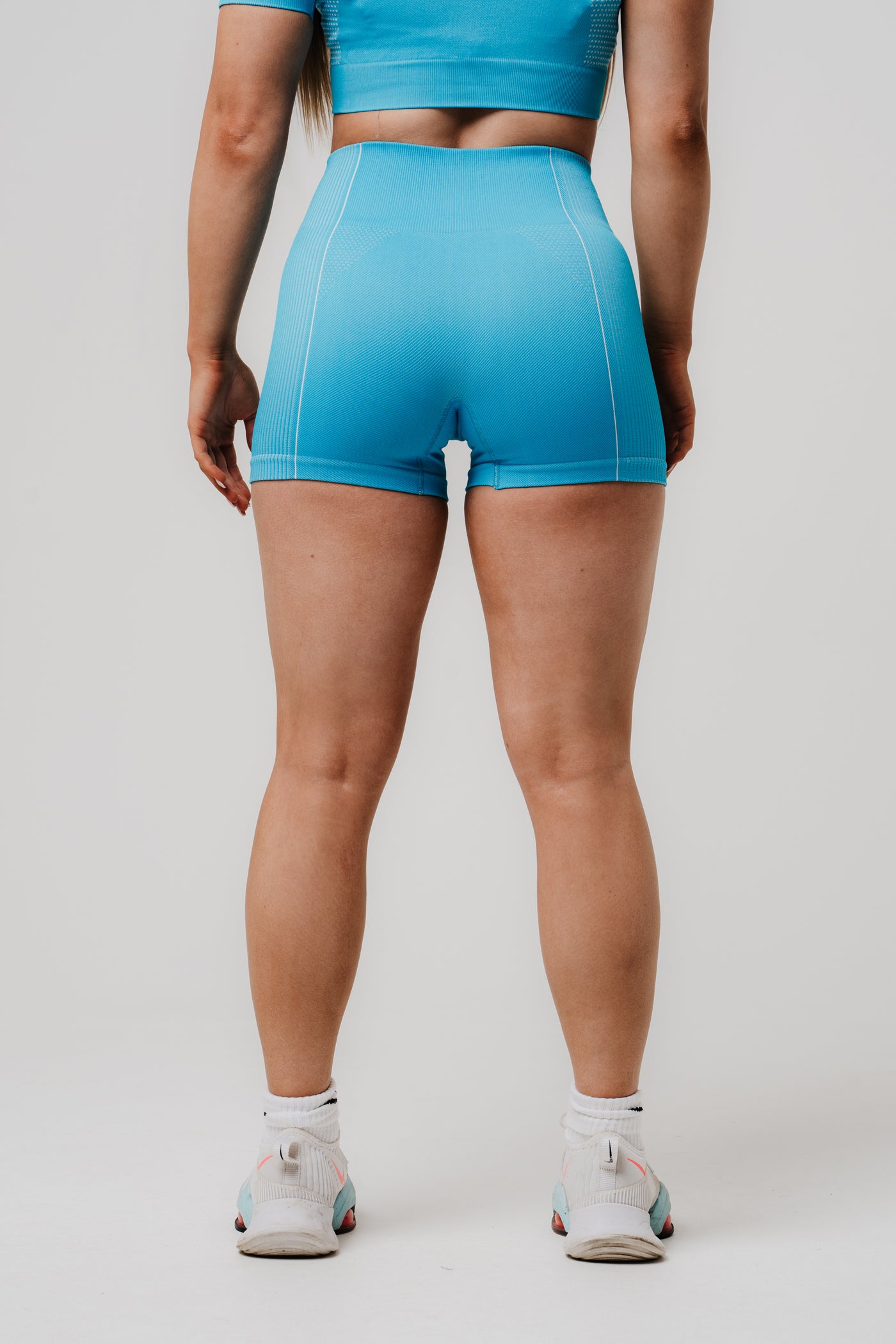 Perform Seamless Short-Length Shorts