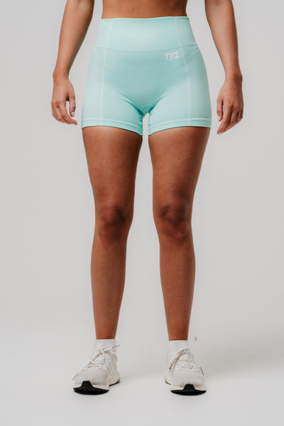 Perform Seamless Short-Length Shorts