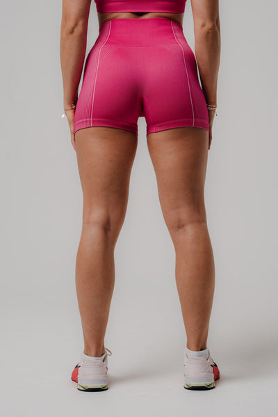 Perform Seamless Short-Length Shorts